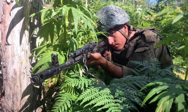 Очередная группа сахалинских военнослужащих обучается тактическим действиям в лесополосе и на открытой местности