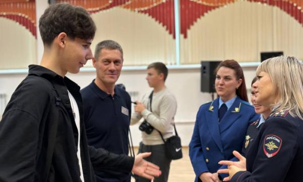 Сотрудники полиции и прокуратуры провели акцию по цифровой безопасности в школе №3