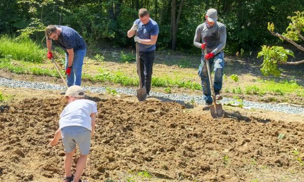 Волонтеры АО "Сахалинморнефтегаз-Шельф" помогли обустроить Сахалинский ботанический сад.
