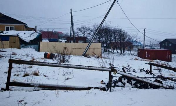 В Южно-Курильске из-за ураганного ветра повреждены 20 опор ЛЭП
