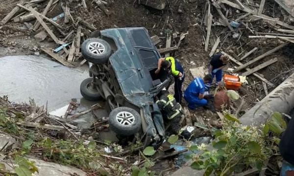 Под Невельском автомобиль с людьми упал с моста в реку