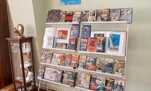 Экран Победы: в СахОУНБ открылась выставка о военном кино