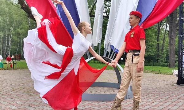 Жители Сахалинской области стали участниками всероссийского флешмоба ко Дню Государственного флага
