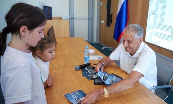Легендарный пловец Виктор Мазанов встретился с юными сахалинскими спортсменами