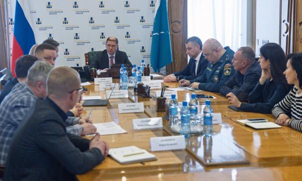 Начальник Главного управления МЧС России по Сахалинской области Любомир Муха принял участие в заседании КЧС, связанной с прохождением циклона