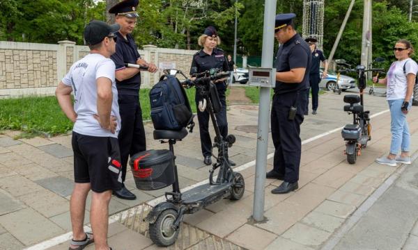 В Южно-Сахалинске продолжается за соблюдением правил дорожного движения пользователями электросамокатов В Южно-Сахалинске продолжается за соблюдением правил дорожного движения пользователями электросамокатов