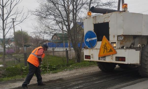 В Троицком начинают ликвидировать ямы на дорогах