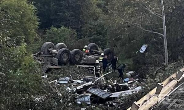 На Сахалине большегруз перевернулся на крышу