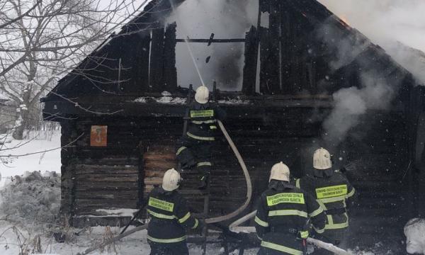 На пожаре в Тымовском спасена женщина