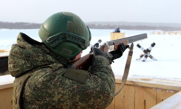 Военнослужащие на Сахалине отрабатывают стендовую стрельбу