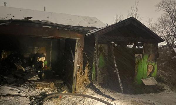 Пожарные Поронайска потушили гаражи