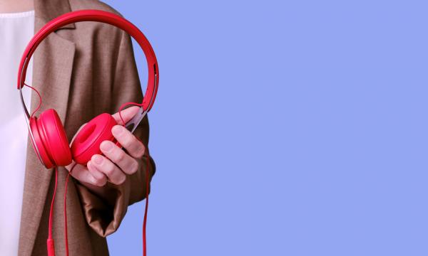 В уходящем году островитяне читали фэнтези про драконов и слушали танцевальную музыку