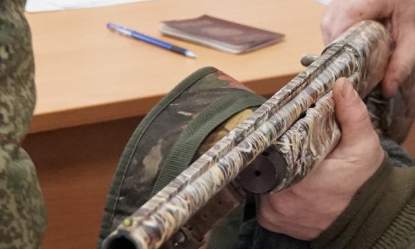 За неделю 28 штук: у необязательных сахалинцев отбирают оружие