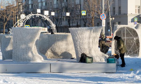 На площади Ленина в Южно-Сахалинске устанавливают световые фигуры белых медведей
