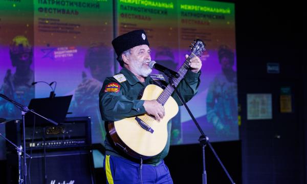 Участники спецоперации представили авторские произведения на сахалинской сцене