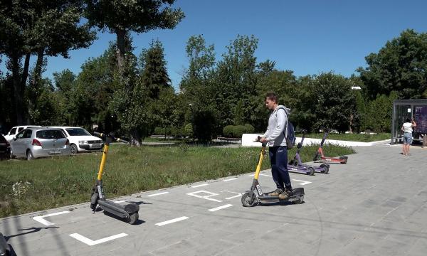 В Южно-Сахалинске появились специальные парковки для электросамокатов