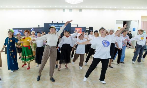 Пенсионеры Сахалина танцуют и поют на конкурсе «Серебряный король и серебряная королева»