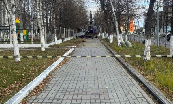 В Поронайске начались работы по ремонту тротуара по улице Октябрьской