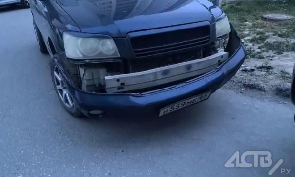 В Южно-Сахалинске чёрная иномарка повредила несколько авто и скрылась