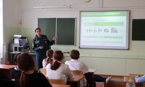 Психологи МЧС России учат школьников первой помощи