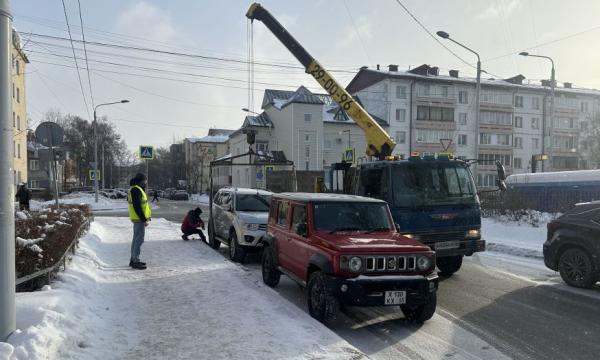В Южно-Сахалинске эвакуировали машину и оштрафовали 7 водителей за неправильную парковку