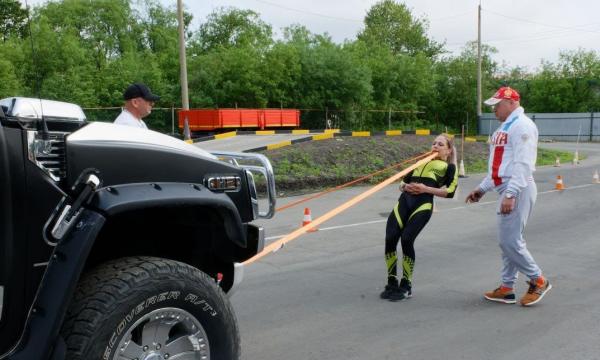 Сахалинка установила международный рекорд по буксировке автомобиля
