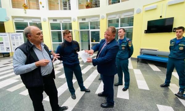 Пожарные МЧС России изучили оперативно-тактические характеристики третьей гимназии
