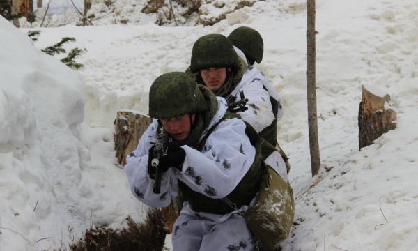 Военнослужащие на Сахалине отрабатывают тактику группового боя