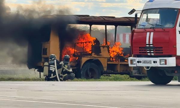 Спасатели и авиаторы Южно-Сахалинска отработали действия при аварийной посадке самолета