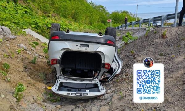 На дороге Курильск &ndash; аэропорт Буревестник автомобиль врезался в ограждение и перевернулся