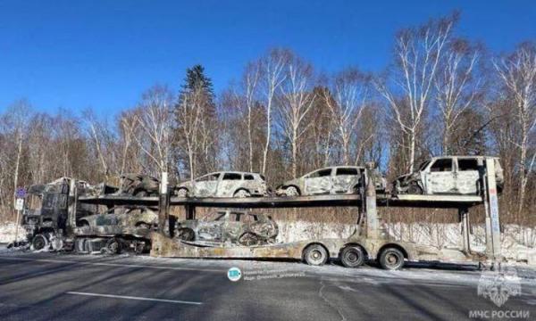 Под Хабаровском сгорел автовоз с автомобилями из Кореи и Японии