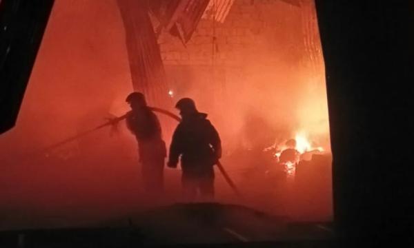 Десять огнеборцев потушили пожар в лесопилке за 8,5 часов