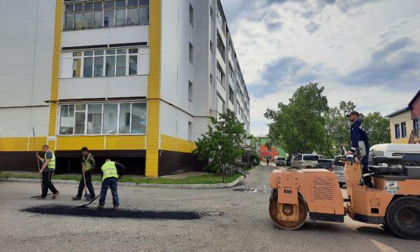 В шести районах Сахалина начали ямочный ремонт дворов