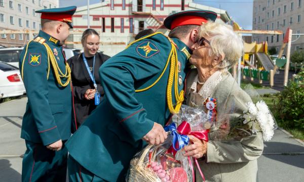 Сахалинские ветераны приняли персональные парады с фронтовыми мелодиями во дворах