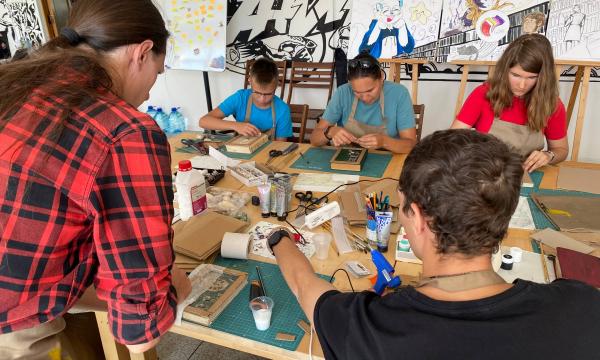 Мастер-класс по декору книг в морском стиле прошел в Сахалинской библиотеке