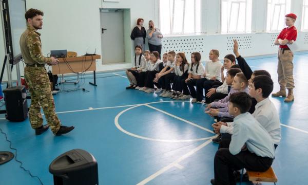Ветераны СВО провели урок мужества для сахалинских школьников