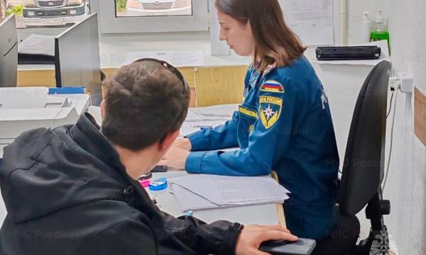 Сотрудники МЧС России устанавливают факты и причины возгорания на АЗС в Южно-Сахалинске