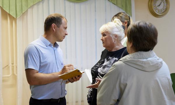 Вице-мэр провёл выездную встречу с жителями Синегорска: обсуждены ремонт, уборка и дороги Вице-мэр провёл выездную встречу с жителями Синегорска: обсуждены ремонт, уборка и дороги