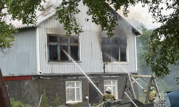 Пожарные потушили горящий дом в селе Рейдово