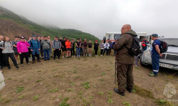 Сотрудники МЧС России совершили восхождение на хребет Жданко