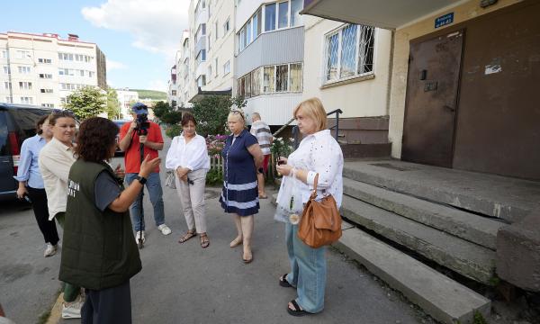 Жители дома №48 по улице Есенина в Южно-Сахалинске недовольны темпами ликвидации последствий коммунальной аварии