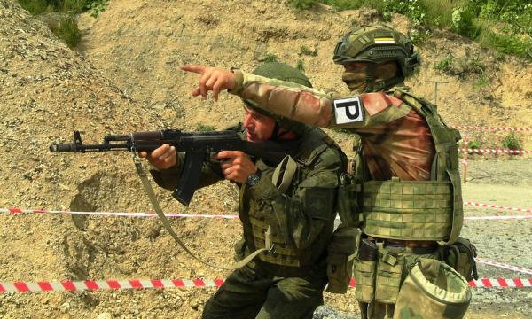 На Сахалине военнослужащие отрабатывают тактику боя на специальном полигоне