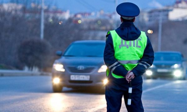В Южно-Сахалинске водитель пытался спрятать наркотики в ботинке