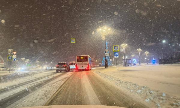 На двух региональных дорогах Сахалина ввели ограничения движения для транспорта