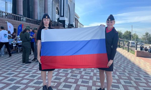 Сотрудники сахалинского следственного управления провели патриотическую акцию в День флага