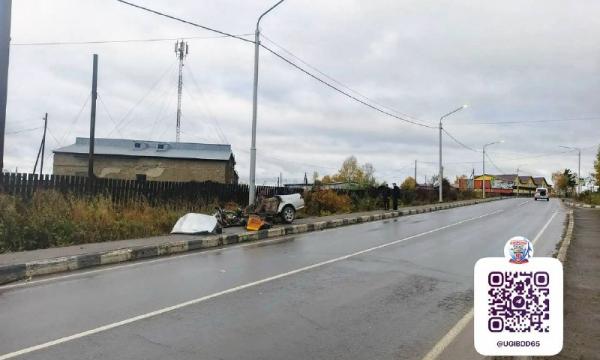 Водитель Toyota Mark 2 вылетел на встречку и врезался в столб на Сахалине