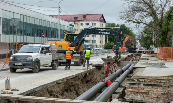 Мэр Южно-Сахалинска проконтролировал ход ремонта теплотрассы на улице Поповича
