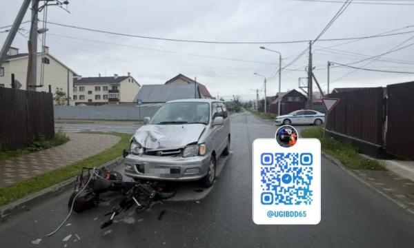 В Южно-Сахалинске автомобиль столкнулся с электровелосипедом