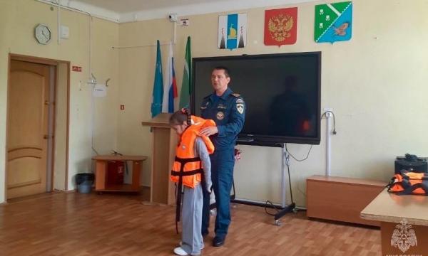 Безопасность на воде: инспекторы ГИМС   учат детей правилам