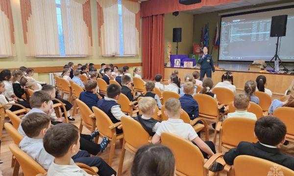 Лекцию по безопасности для первоклассников провели сотрудники МЧС России